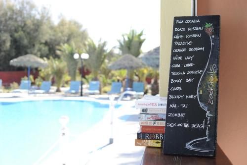 Bazén v ubytování Santo Deluxe Suite nebo v jeho okolí