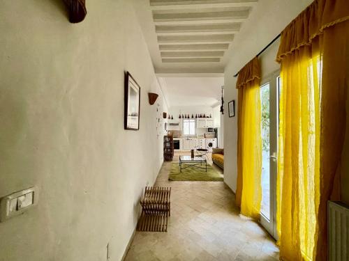 un couloir de maison avec des rideaux jaunes dans l'établissement Sidi Bou Said for two, à Dar el Ouzir