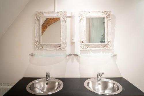 La Celle-sous-GouzonMaison 1的浴室里有两个水槽和两个镜子