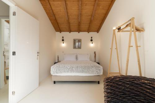 a bedroom with a bed and a wooden ceiling at Quinta do Socalco in Caminha