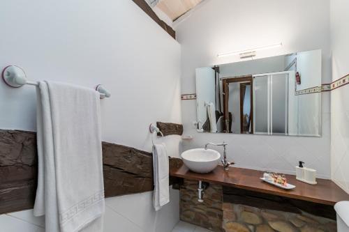 ein Badezimmer mit Waschbecken und Spiegel in der Unterkunft Casa Velarde Apto 1 in Viérnoles