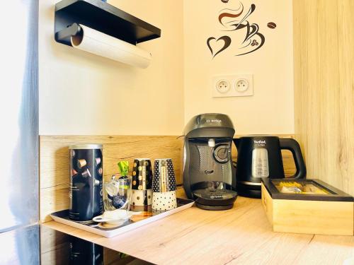 Příslušenství pro přípravu čaje a kávy v ubytování Loft de charme avec parking, jardin et terrasse