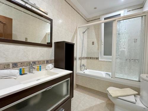 Koupelna v ubytování Santuchu Apartamento Elegante con wifi