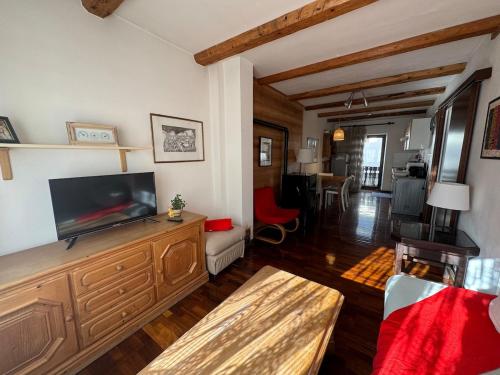 Μια τηλεόραση ή/και κέντρο ψυχαγωγίας στο Cadore Flat - il Tuo Rifugio tra le Montagne