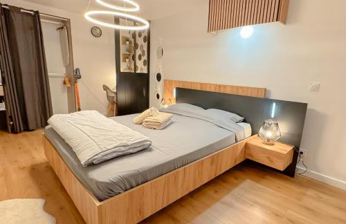 Ένα ή περισσότερα κρεβάτια σε δωμάτιο στο Elégant et Calme au cœur du Centre-ville