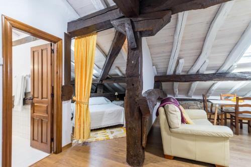 ein Schlafzimmer mit einem Bett, einer Couch und einem Tisch in der Unterkunft Casa Velarde Apto 2 in Viérnoles