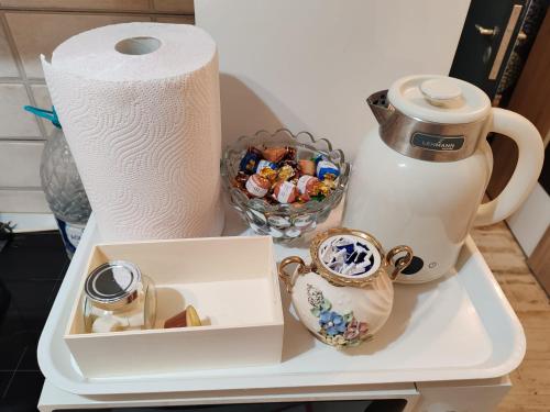 ein Tisch mit einer Toilettenpapierrolle und einer Schachtel Pralinen in der Unterkunft Studio apartament in Craiova