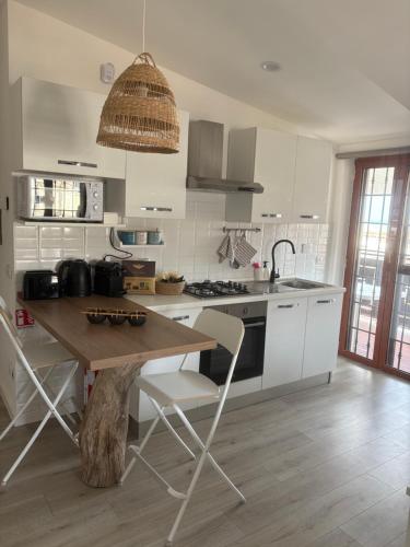 Una cocina o zona de cocina en Casa Romeo - Sea View Apartment