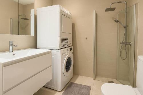 奥斯陆Modern Central 4 guestsComfortable Bed Sofa Bed的白色的浴室设有洗衣机和烘干机。