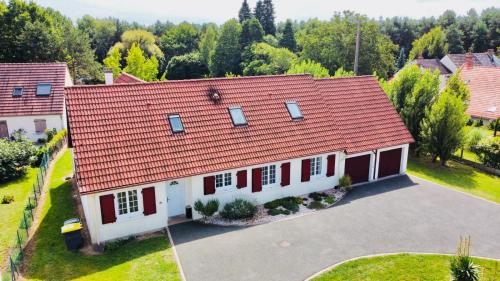 an aerial view of a house with a red roof at Maison familiale à la campagne in Donnery