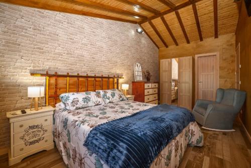 a bedroom with a bed and a chair at El rincón de rosina in Sequera de Fresno