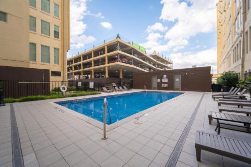 Bazén v ubytování Luxury Magnolia Flat - Gym, Pool Access, Free Valet, Downtown nebo v jeho okolí