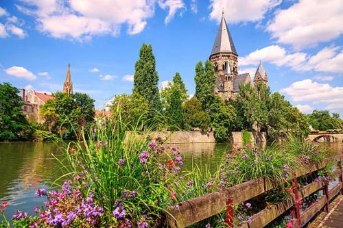 Výhled na řeku, která protéká v blízkosti apartmánu