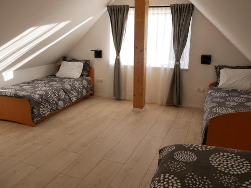 Habitación en el ático con 2 camas y ventana en Hidden View House, 