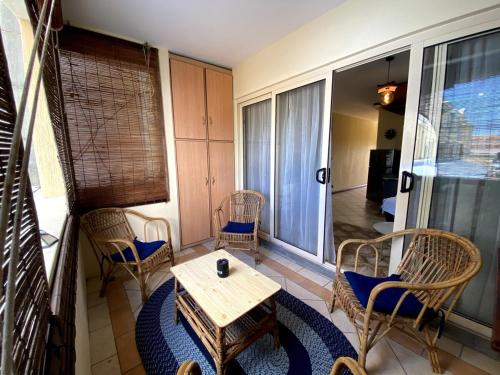 Una habitación con una mesa y sillas de madera y una mesa. en Cozy Studio in Grand Bay, en Grand Baie