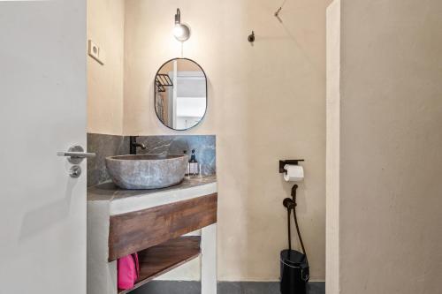 une salle de bain avec un lavabo et un miroir dans l'établissement Templo Sotogrande, à Sotogrande