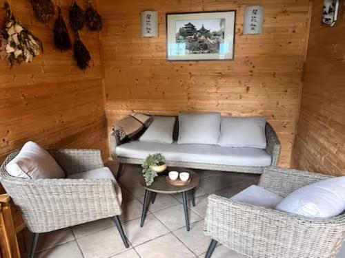 ein Wohnzimmer mit Sofa, Stühlen und einem Tisch in der Unterkunft Peace, Pines & Pure Air in Vangaži