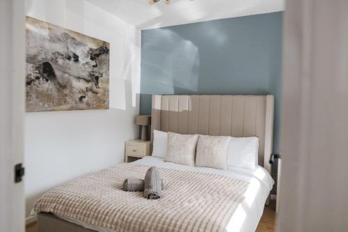 Ένα ή περισσότερα κρεβάτια σε δωμάτιο στο 3BR House By MyStayUK Short Lets & Serviced Accommodation Manchester With Free Wifi & Free Parking