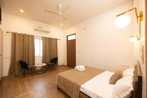 Ένα ή περισσότερα κρεβάτια σε δωμάτιο στο Adis Oasis 4 Bhk Tranquil Villa with pool