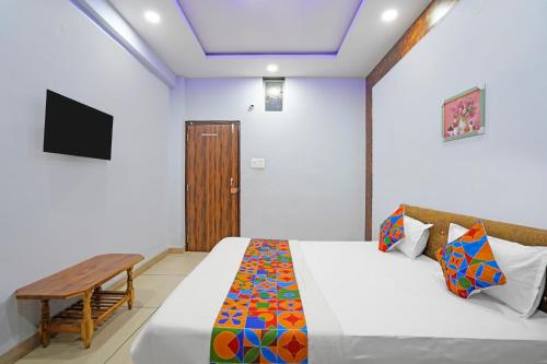 une chambre avec un lit, une table et une télévision dans l'établissement FabHotel Super Corridor, 