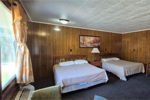 Postel nebo postele na pokoji v ubytování Hotel O Sycamore - Havana IL