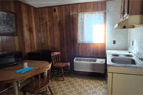 Kuchyň nebo kuchyňský kout v ubytování Hotel O Sycamore - Havana IL