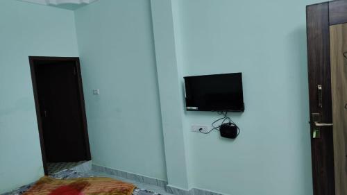 Televiisor ja/või meelelahutuskeskus majutusasutuses Magic Mist Inn Yercaud