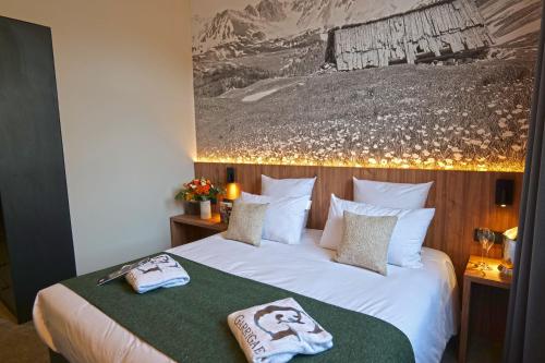 Ένα ή περισσότερα κρεβάτια σε δωμάτιο στο Garrigae Caserne de Briançon & SPA Cinq Mondes