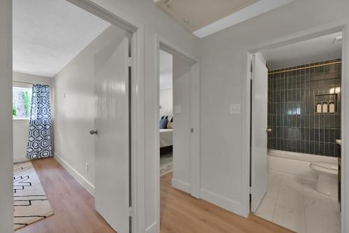 une salle de bain blanche avec toilettes et baignoire dans l'établissement Fire Pit Grill Hammock King Bed, à Spring