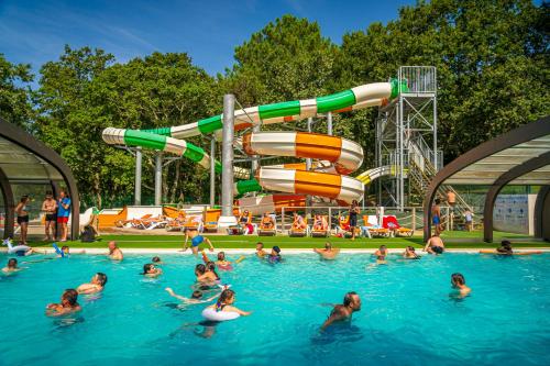 Bazén v ubytování Camping La Baule nebo v jeho okolí