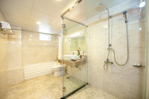 Un baño de Palm Beach Hotel