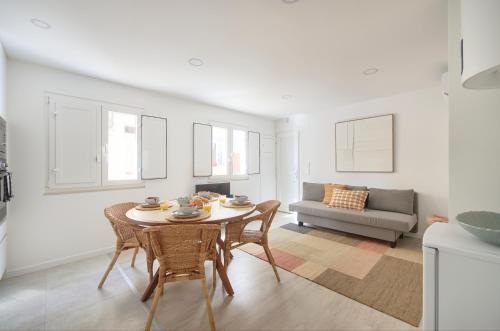 Posezení v ubytování Beach & City Villa With AC, By TimeCooler