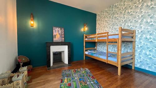 Ένα ή περισσότερα κρεβάτια σε δωμάτιο στο Maison unique avec chasse au trésor