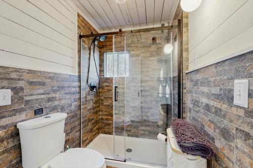 un bagno con doccia e WC di Firefly Cottage a Sky Village