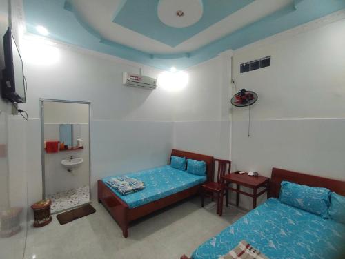 TV a/nebo společenská místnost v ubytování Nhà nghỉ Đông Phương