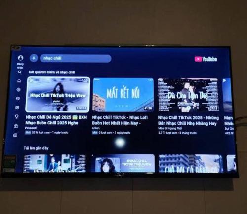 TV a/nebo společenská místnost v ubytování Nhà nghỉ Đông Phương