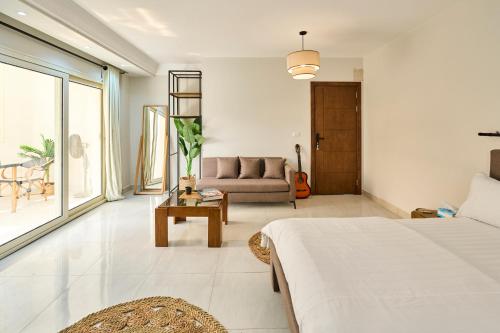 Un pat sau paturi într-o cameră la New Cairo Hotel Suites