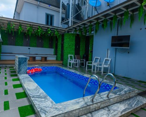 una piscina al centro di una casa di Proximus Hotel and Suites a Owerri