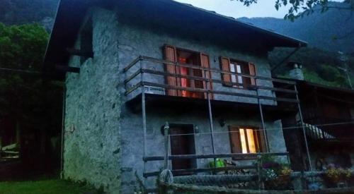 Das Gebäude in dem sich das Ferienhaus befindet