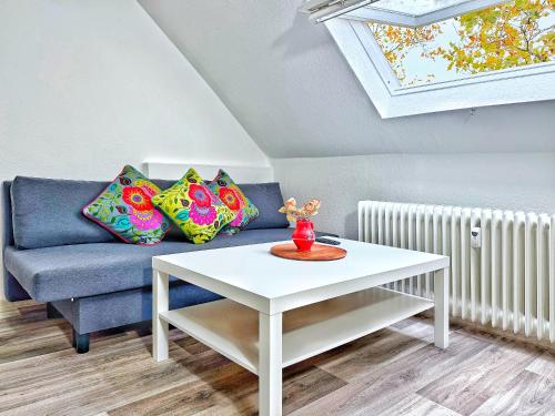 Posezení v ubytování 2-SZ-Dachgeschoss-Apt - 4 getrennte Schlafplätze - Nähe HBF & Messe DUS