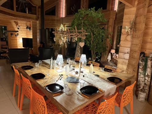 une table en bois avec des chaises et une salle à manger dans l'établissement Villa Aurora, à Labaroche