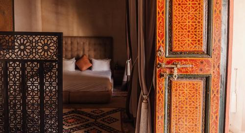 Giường trong phòng chung tại Riad privilège and spa Kasbah