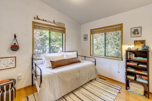 Postel nebo postele na pokoji v ubytování Idyllwild Cabin with Deck and Tahquitz Peak Views
