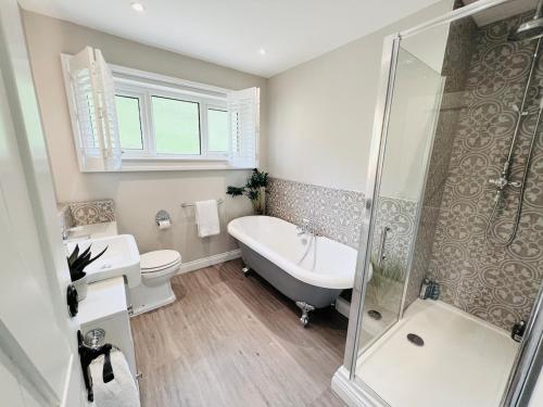 Koupelna v ubytování Hilly Haven & Luxury Wagon in the Forest of Dean