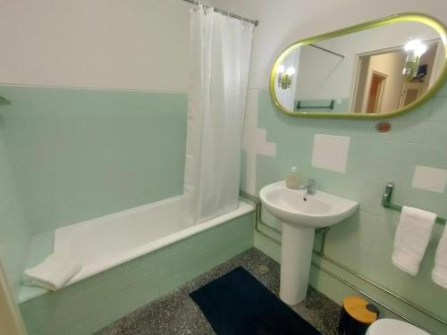 Koupelna v ubytování Lovely apartment in city center