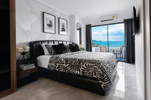 - une chambre avec un lit à motifs zébrés et un balcon dans l'établissement Patong Tower 2 Bedroom Sea View 8 Floor, à Patong Beach