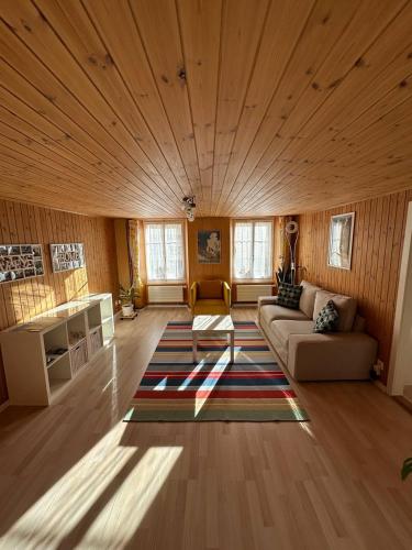 a living room with a couch and a table at Flowerpot Apartment in Unterseen