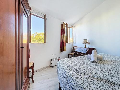 a bedroom with a bed and a window at Le poli - 6 pers - Centre - vue sur la cathédrale in Narbonne