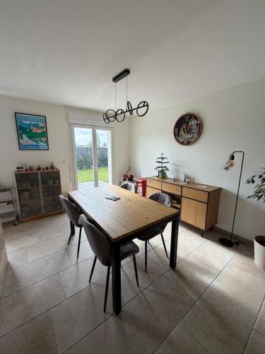 una sala da pranzo con tavolo e sedie in legno di Maison à la campagne a Quarouble