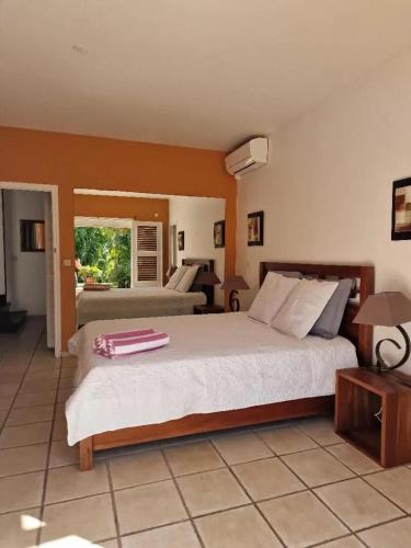 Postel nebo postele na pokoji v ubytování Villa moderne avec piscine privée à Baie-Mahault